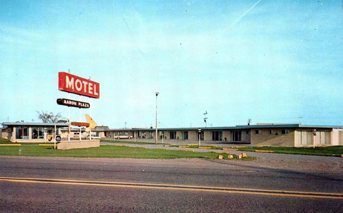 Aaron Plaza Motel (Blue Swan Inn) - Vintage Postcard (newer photo)